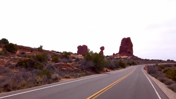 Road through Arches National Park in Utah - UTAH, Verenigde Staten - APRIL 1, 2019 — Stockvideo