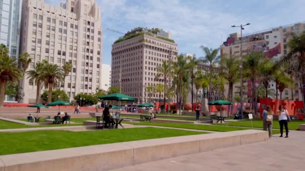 Realaxing at Pershing Square Los Angeles Downtown - LOS ANGELES, USA - APRIL 1, 2019 — Stock Video