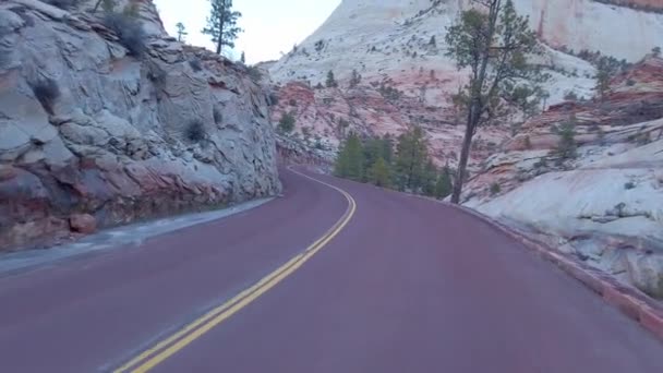 Dirigir através de Zion Canyon National Park em Utah - viagens de fotografia — Vídeo de Stock