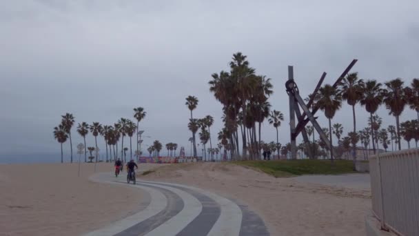 Ocean Front Walk längs Venice Beach-Los Angeles, USA-april 1, 2019 — Stockvideo