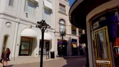 Beverly Hills 'te Rodeo Drive' da Yürürken - LOS ANGELES, ABD - 1 Nisan 2019