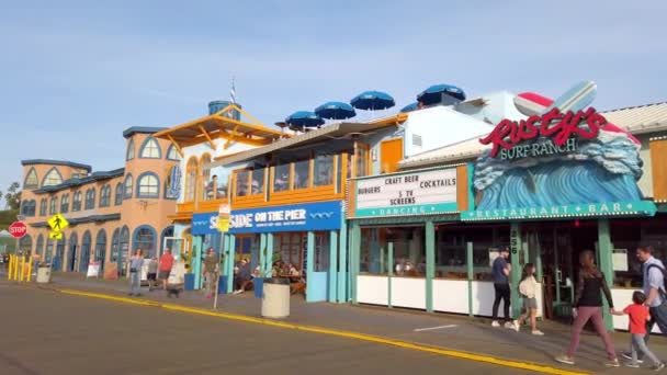 Beliebter Santa Monica Pier in Los Angeles im Sommer - LOS ANGELES, USA - 1. April 2019 — Stockvideo
