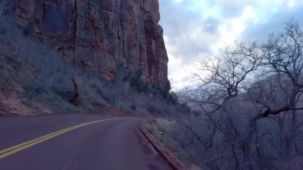 Οδήγηση μέσω Zion Canyon Εθνικό Πάρκο στη Γιούτα - ταξιδιωτικές φωτογραφίες — Αρχείο Βίντεο