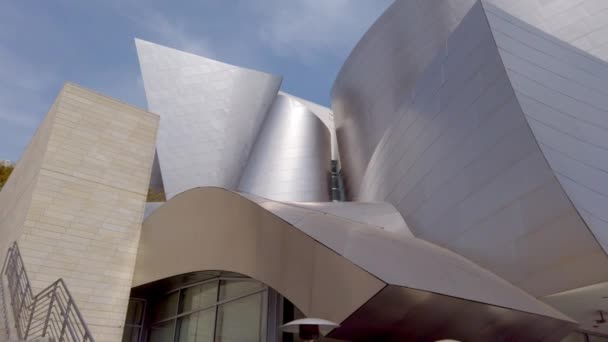 Fasad av Walt Disney konserthus - LOS ANGELES, USA - APRIL 1, 2019 — Stockvideo