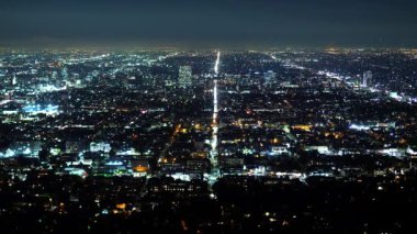 Gece Los Angeles üzerinde havadan görünümü