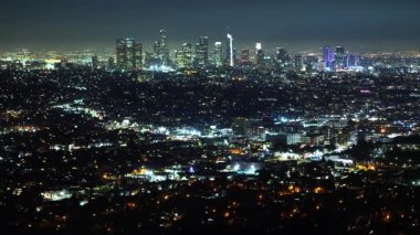 Gece Los Angeles üzerinde havadan görünümü