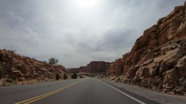 Utah 'taki Arches Ulusal Parkı' ndan geç.