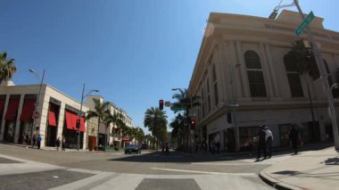 Beverly Hills 'te Rodeo Drive' da araba kullanmak... LOS ANGELES. ABD - 18 Mart 2019