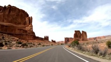 Utah 'taki Arches Ulusal Parkı' ndan geç.