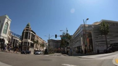 Beverly Hills 'te Rodeo Drive' da araba kullanmak... LOS ANGELES. ABD - 18 Mart 2019