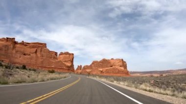 Utah 'taki Arches Ulusal Parkı' ndan geç.