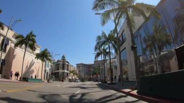 Beverly Hills 'te Rodeo Drive' da araba kullanmak... LOS ANGELES. ABD - 18 Mart 2019