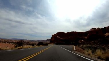 Utah 'taki Arches Ulusal Parkı' ndan geç.