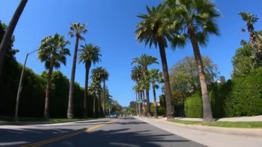 Beverly Hills 'in Palmiye Ağacı Geçitleri' nden geç. LOS ANGELES. ABD - 18 Mart 2019