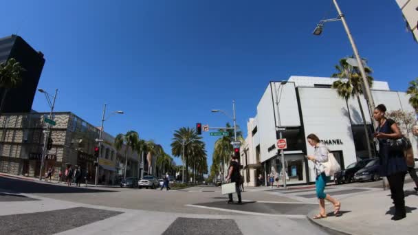 Jízda na Rodeo Drive v Beverly Hills - LOS ANGELES. USA - Březen 18, 2019 — Stock video