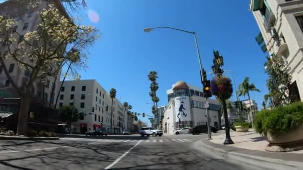 Conducir en Rodeo Drive en Beverly Hills - LOS ÁNGELES. Estados Unidos - 18 de marzo de 2019 — Vídeo de stock