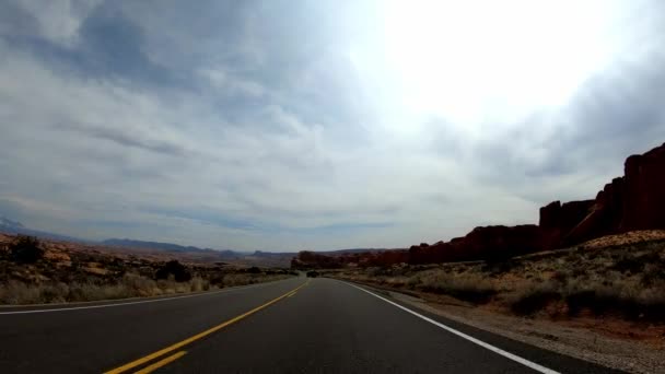 开车穿过犹他州的拱门国家公园 — 图库视频影像