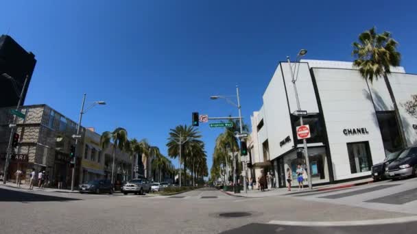 ビバリーヒルズのロデオドライブで運転- LOS ANGELES。アメリカ- 2019年3月18日 — ストック動画