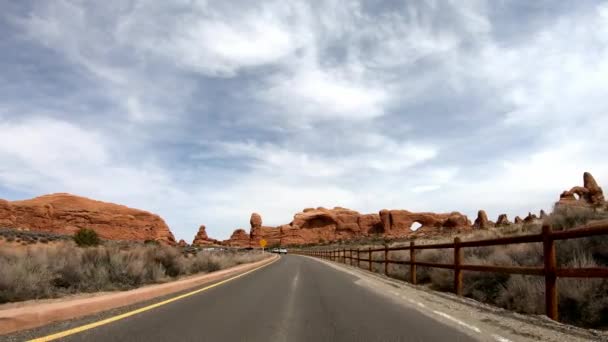 Utah 'taki Arches Ulusal Parkı' ndan geçiyoruz. UTAH. ABD - 18 Mart 2019 — Stok video