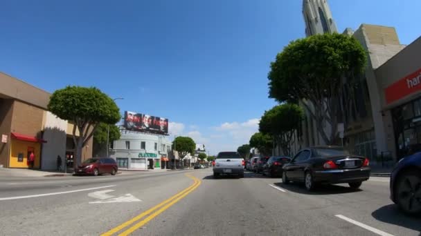 Dirigir através de Beverly Hills em Los Angeles - LOS ANGELES. EUA - 18 de março de 2019 — Vídeo de Stock
