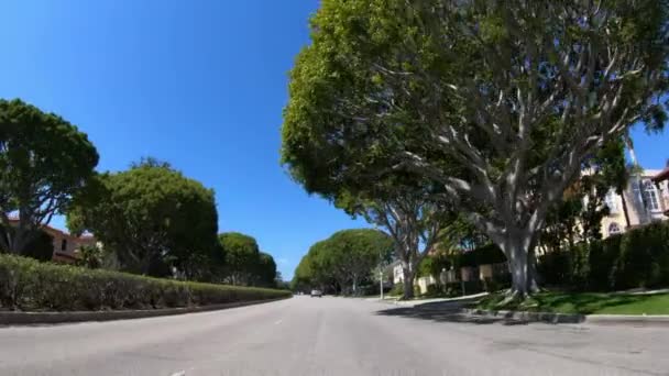 Guidare attraverso Beverly Hills a Los Angeles - LOS ANGELES. USA - 18 marzo 2019 — Video Stock