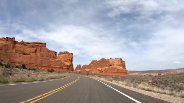 Rijden door Arches National Park in Utah — Stockvideo