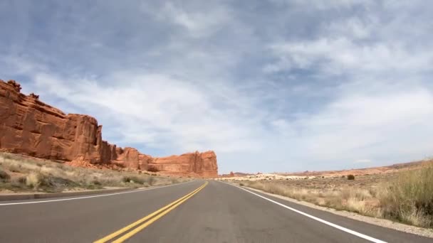 Conduzca a través del Parque Nacional Arches en Utah — Vídeos de Stock