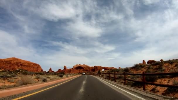 Rijden door Arches National Park in Utah — Stockvideo