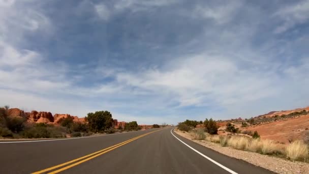 开车穿过犹他州的拱门国家公园.美国- 2019年3月18日 — 图库视频影像
