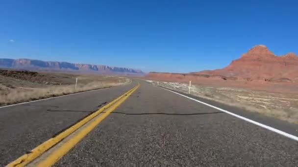 Camino a través de Monument Valley en Utah — Vídeo de stock