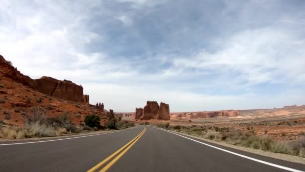 Conduzca a través del Parque Nacional Arches en Utah — Vídeos de Stock