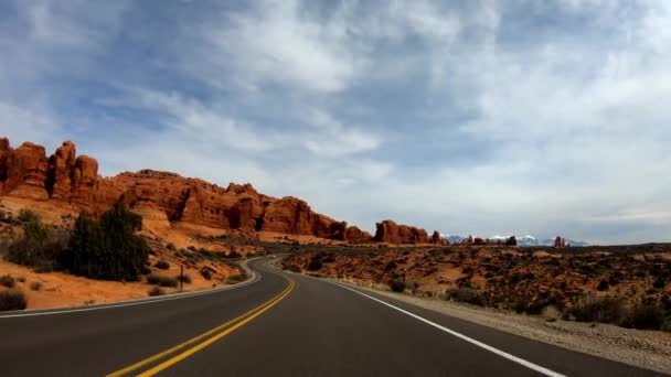 Dirija pelo Parque Nacional dos Arcos em Utah — Vídeo de Stock