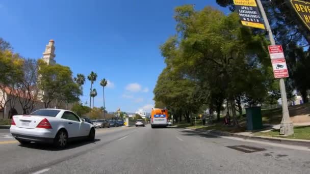 En voiture à travers Beverly Hills à Los Angeles - LOS ANGELES. ÉTATS-UNIS - 18 MARS 2019 — Video