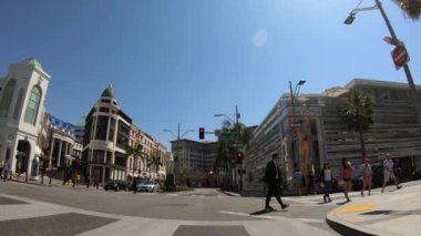 Beverly Hills 'te Rodeo Drive' da araba kullanmak... LOS ANGELES. ABD - 18 Mart 2019