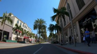 Beverly Hills 'te Rodeo Drive' da araba kullanmak... LOS ANGELES. ABD - 18 Mart 2019