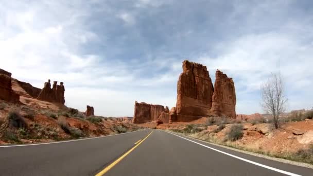 Viaje por carretera en el Parque Nacional Arches en Utah — Vídeo de stock