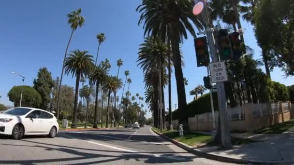 Beverly Hills-en áthajtva - LOS ANGELES. USA - 2019. március 18. — Stock videók