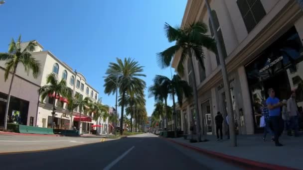 Beverly Hills 'te Rodeo Drive' da araba kullanmak... LOS ANGELES. ABD - 18 Mart 2019 — Stok video