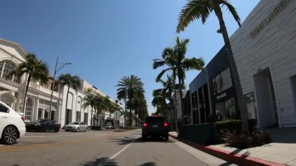 Beverly Hills 'te Rodeo Drive' da araba kullanmak... LOS ANGELES. ABD - 18 Mart 2019 — Stok video