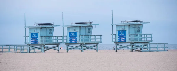 Venice Beach California'daki cankurtaran kuleleri — Stok fotoğraf