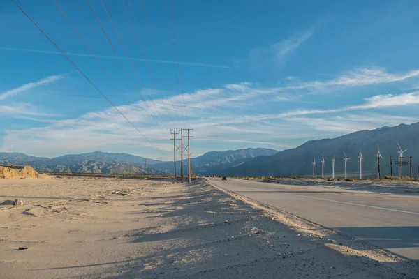 Çölde Palm Springs California 'ya giden bir sokak. Seyahat fotoğrafçılığı.