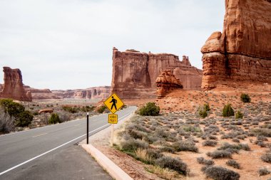 Utah 'taki Arches Ulusal Parkı' ndan geçen manzara rotası - seyahat fotoğrafçılığı