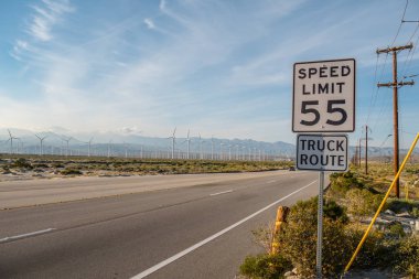 Çölde Palm Springs California 'ya giden bir sokak. Seyahat fotoğrafçılığı.
