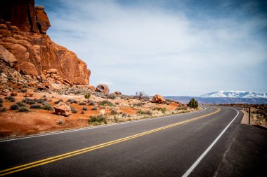 Utah 'taki Arches Ulusal Parkı' ndan geçen manzara rotası - seyahat fotoğrafçılığı