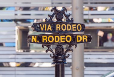 Beverly Hills Rodeo Drive Via Rodeo sokak işareti - California, Amerika Birleşik Devletleri - 18 Mart 2019