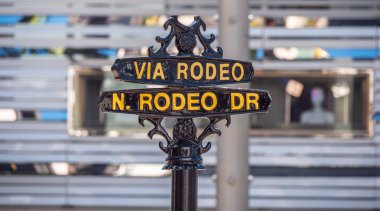 Beverly Hills Rodeo Drive Via Rodeo sokak işareti - California, Amerika Birleşik Devletleri - 18 Mart 2019