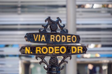 Beverly Hills Rodeo Drive Via Rodeo sokak işareti - California, Amerika Birleşik Devletleri - 18 Mart 2019