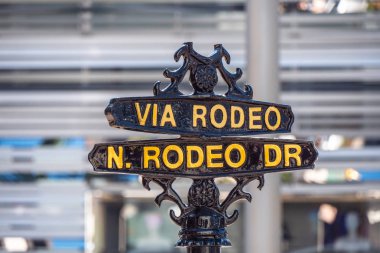 Beverly Hills Rodeo Drive Via Rodeo sokak işareti - California, Amerika Birleşik Devletleri - 18 Mart 2019