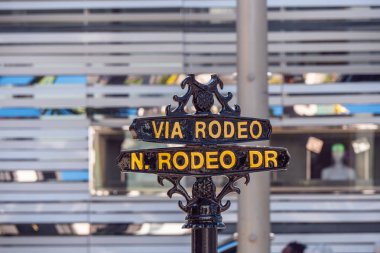 Beverly Hills Rodeo Drive Via Rodeo sokak işareti - California, Amerika Birleşik Devletleri - 18 Mart 2019