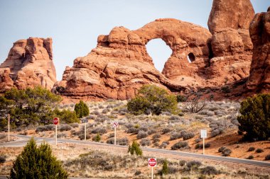 Arches Ulusal Parkı 'ndaki kayalıklardaki delikler - seyahat fotoğrafçılığı